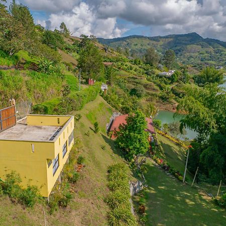 Descanso Bajo La Piedra Del Penol Guatapé エクステリア 写真