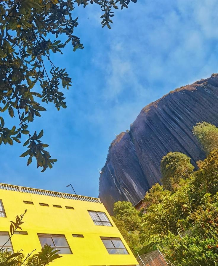 Descanso Bajo La Piedra Del Penol Guatapé エクステリア 写真