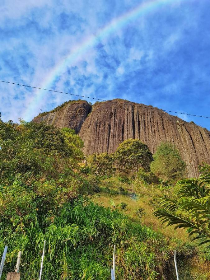 Descanso Bajo La Piedra Del Penol Guatapé エクステリア 写真