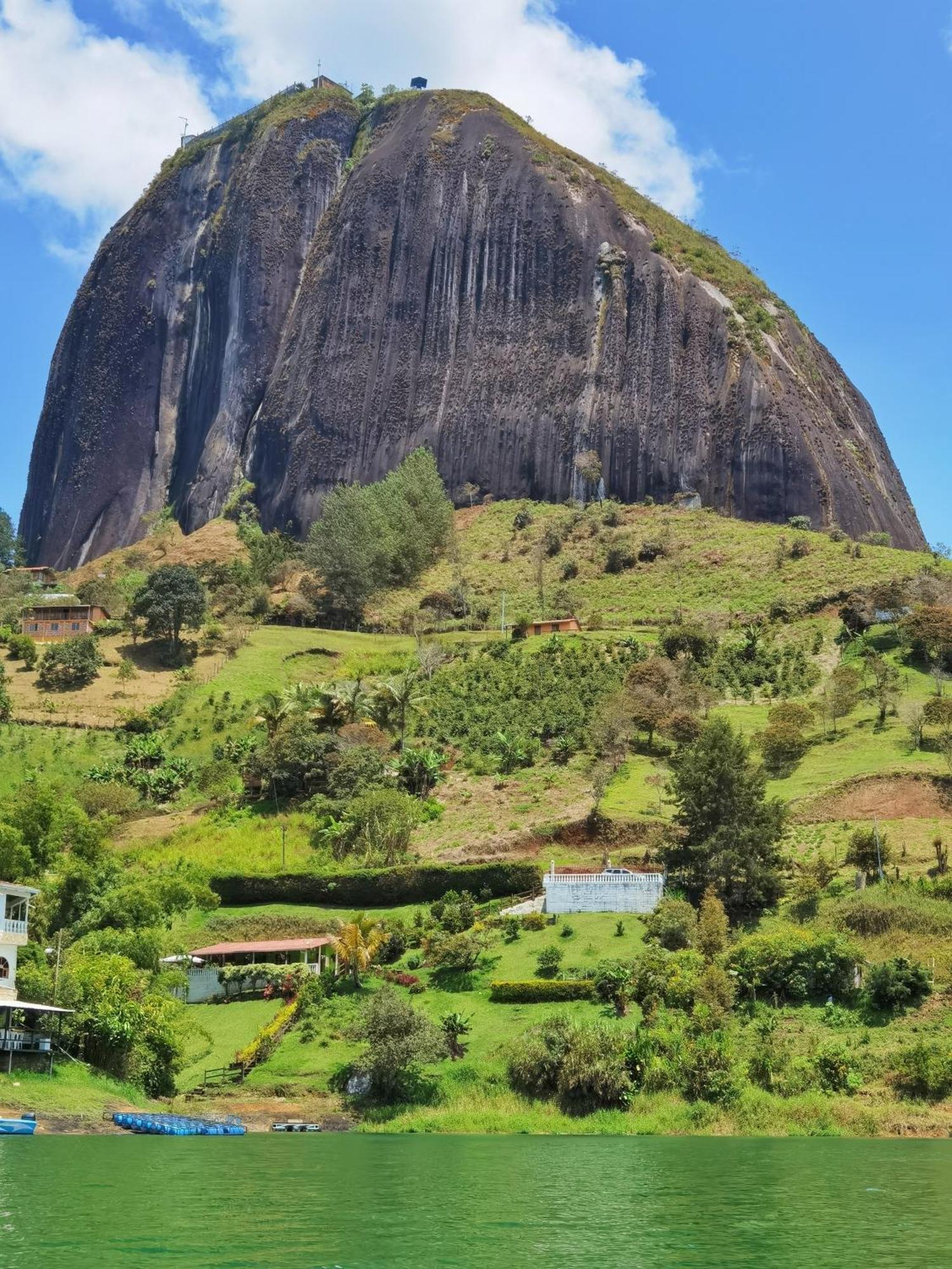 Descanso Bajo La Piedra Del Penol Guatapé エクステリア 写真