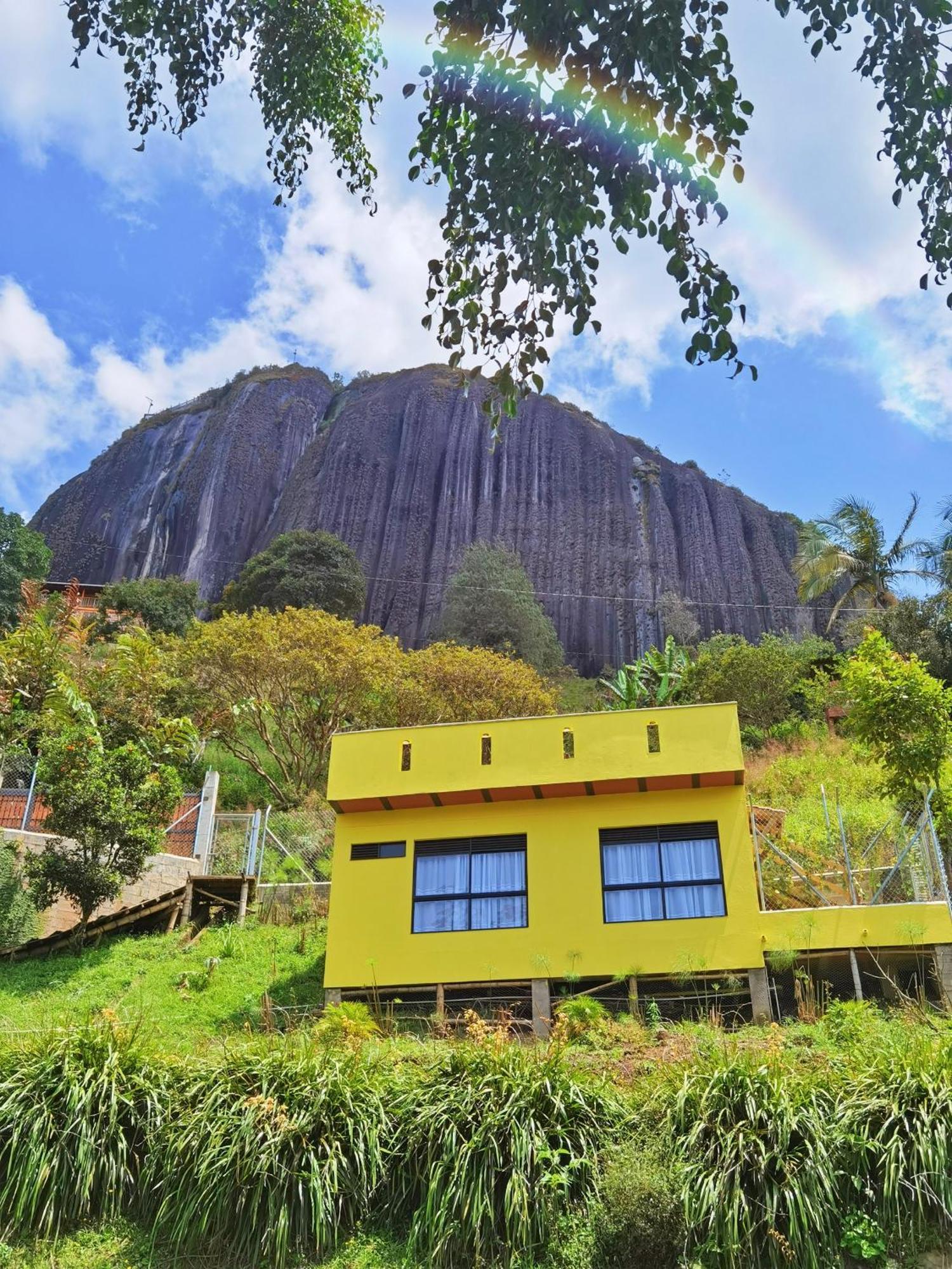 Descanso Bajo La Piedra Del Penol Guatapé エクステリア 写真