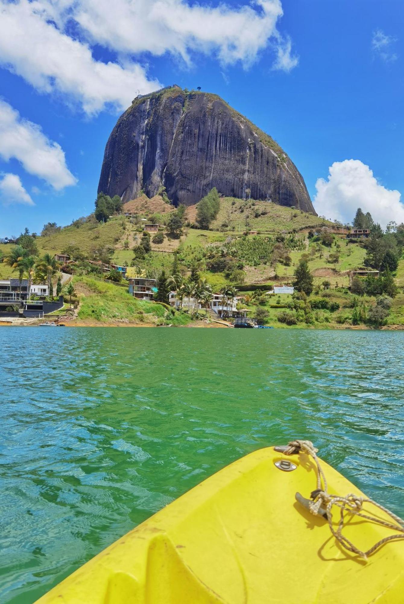 Descanso Bajo La Piedra Del Penol Guatapé エクステリア 写真