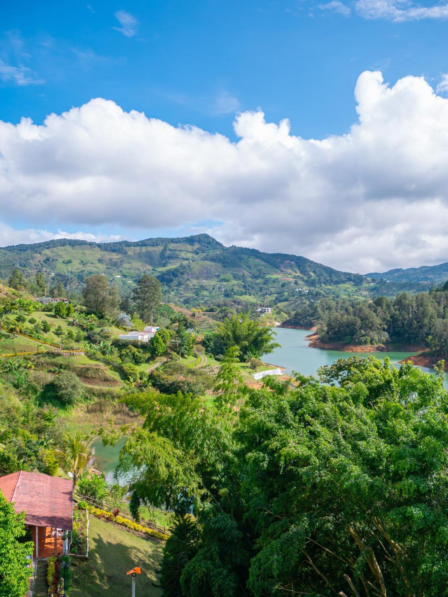 Descanso Bajo La Piedra Del Penol Guatapé エクステリア 写真