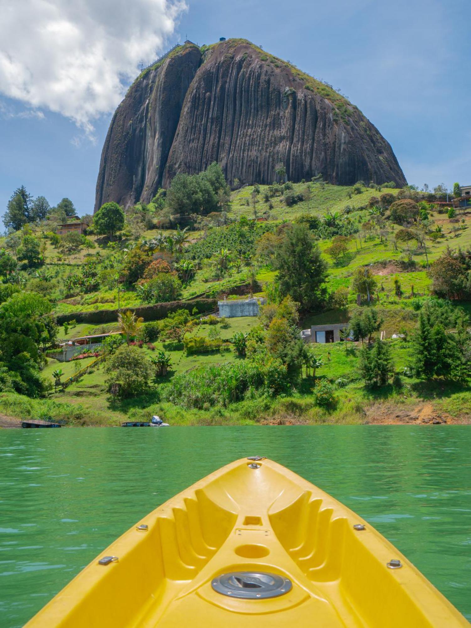 Descanso Bajo La Piedra Del Penol Guatapé エクステリア 写真